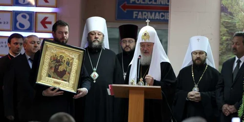 Patriarhul a binecuvântat bolnavii şi le-a dăruit o icoană făcătoare de minuni