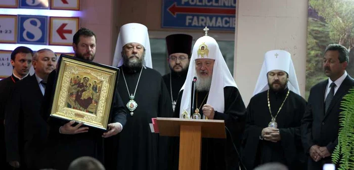 Patriarhul a binecuvântat bolnavii şi le-a dăruit o icoană făcătoare de minuni