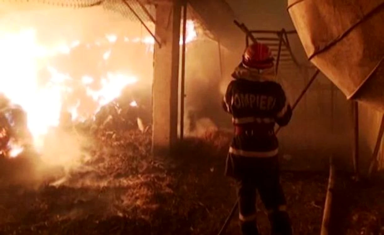 Incendiul a fost anunțat prea târziu de vecini iar pompierii nu au mai avut ce face