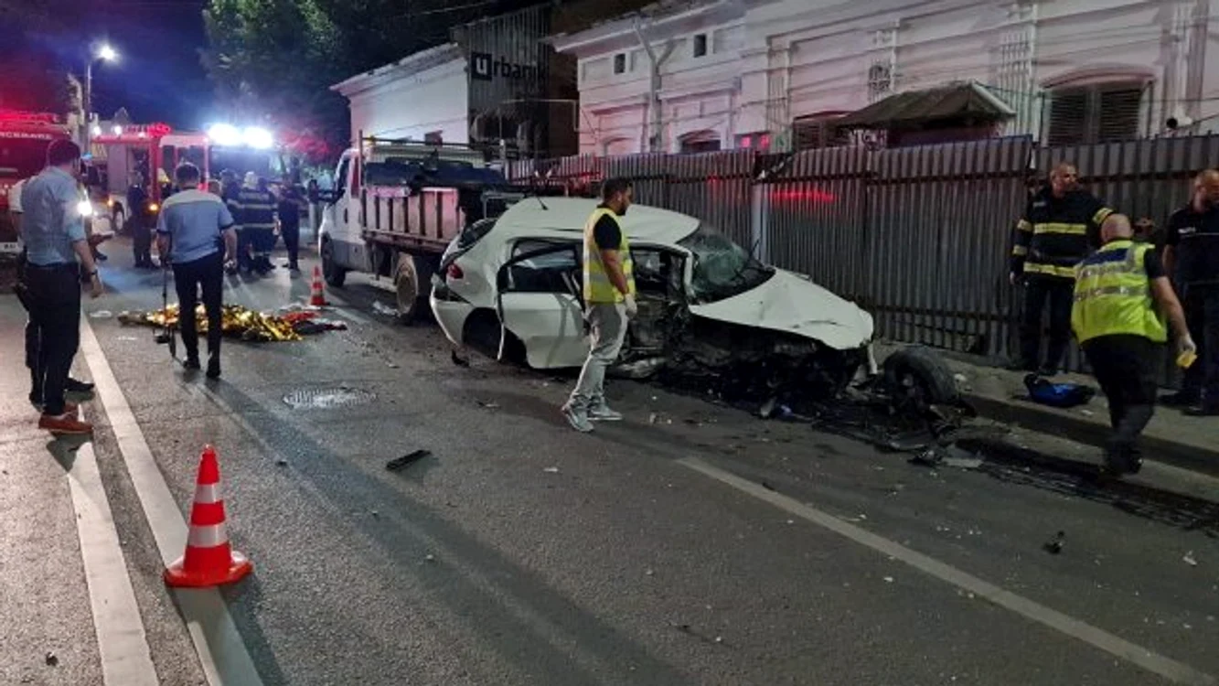 Muncitorii au fost loviți în plin de mașina scăpată de sub control. Foto: ziaruldeiasi.ro