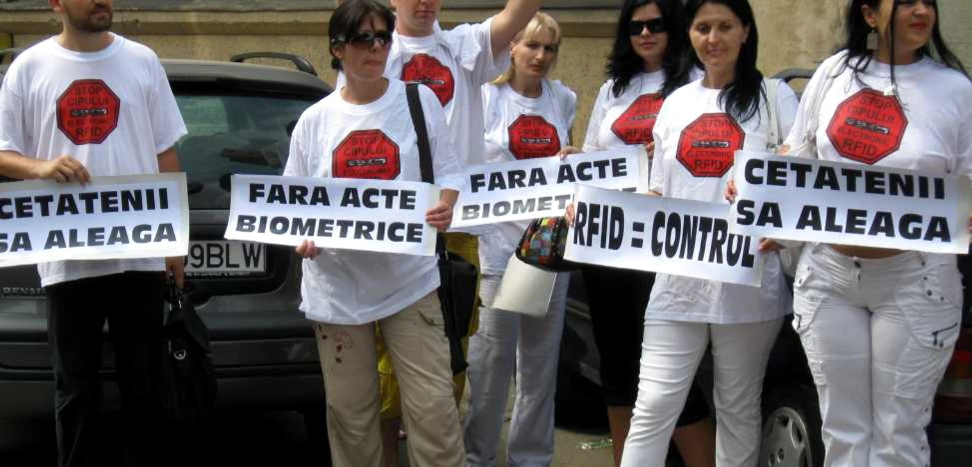 Arad: Protest antiacte biometrice în faţa Serviciului paşapoarte (SONDAJ)