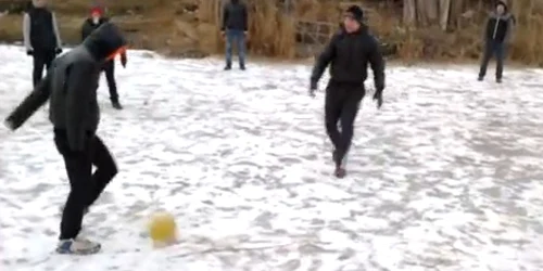Fotbal pe gheaţă la Sulina (foto: captură YouTube)