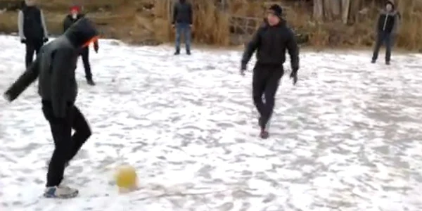 Fotbal pe gheaţă la Sulina (foto: captură YouTube)