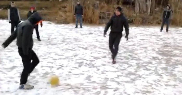 Fotbal pe gheaţă la Sulina (foto: captură YouTube)