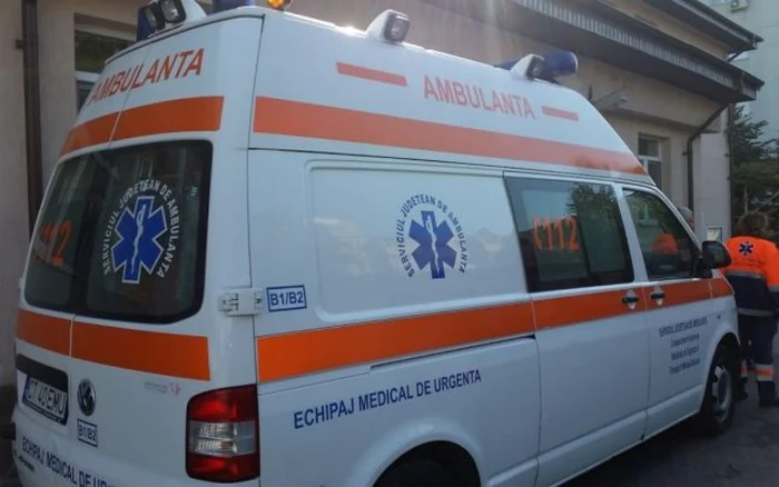 Ambulanţa a transportat copilul la spital