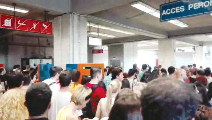 Oamenii aşteaptă la cozi uriaşe ca să valideze cartelele