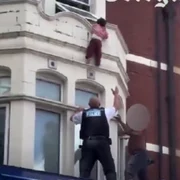 un copil a provocat panica in londra dupa ce a iesit pe fereastra foto captura video the telegraph png