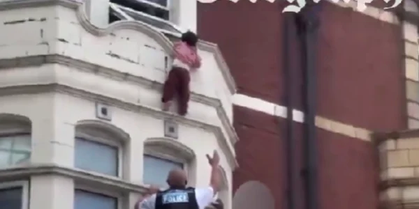 un copil a provocat panica in londra dupa ce a iesit pe fereastra foto captura video the telegraph png
