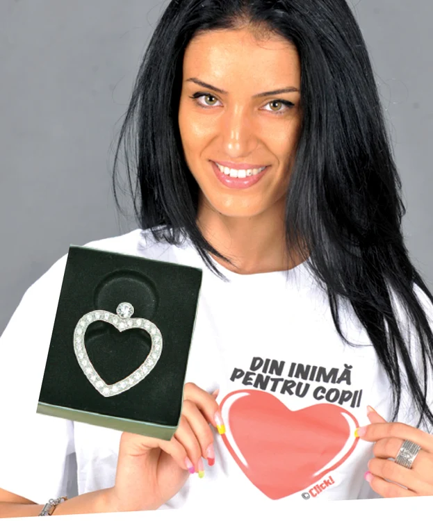 
    Adelina a donat un pandantiv «Din inimă pentru copii»  