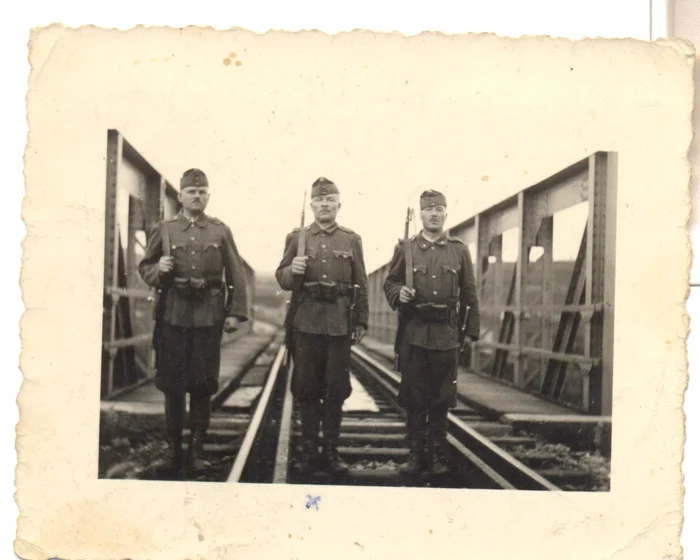 Lukacs Ferenc, cel din mijloc, a păzit obiective militare (poduri) în Al II-lea Război Mondial FOTO: arhiva personală a strănepotului său, Lukacs Jozsef