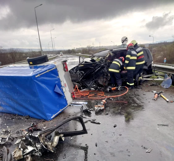 Accident grav, soldat cu un mort și șase accidentați FOTO: ISU caraș Severin