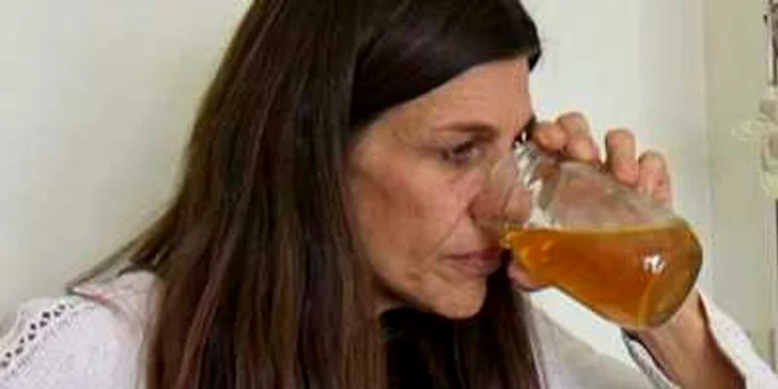Carrie îşi bea urina, sperând că o va vindeca de cancer