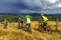 cicloturisti pe traseu jpg jpeg