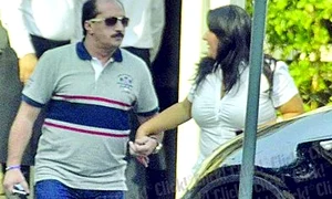 Cei doi soţi au ieşit din restaurant  ţinându se de mână jpeg