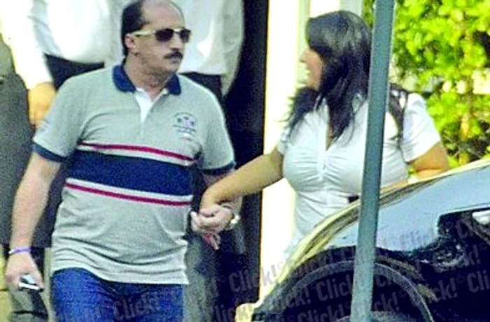 Cei doi soţi au ieşit din restaurant ţinându-se de mână