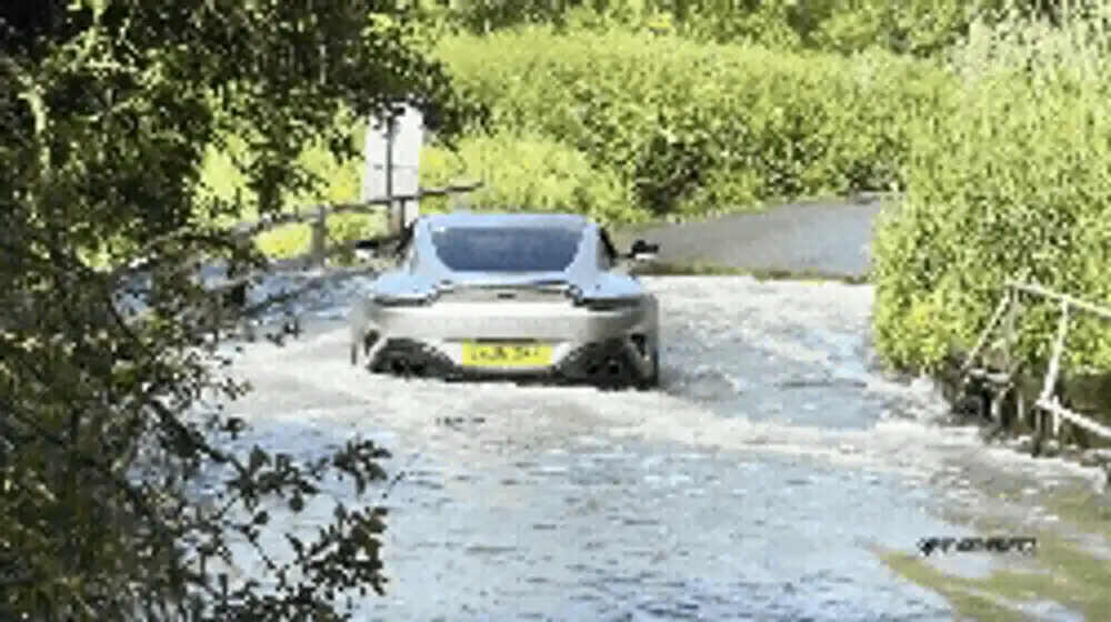 Momentul în care un șofer rămâne blocat cu un Aston Martin de aproape 200.000 de euro încercând să traverseze un vad