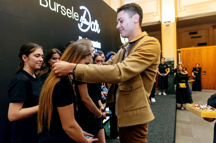 Bursierii au primit trofee de la David Popovici și de la campionii canotori 