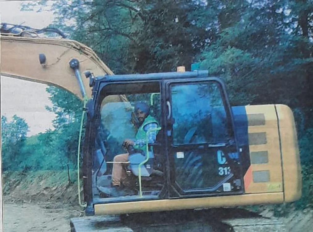 La manetele excavatorului, în timp  ce lucra pe şantierul Transalpinei. Foto: Facebook