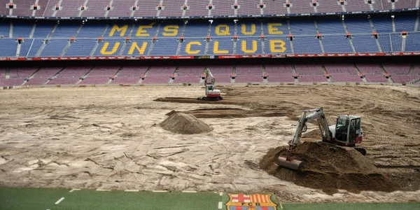Muncitori înlocuiesc gazonul stadionului Camp Nou  al echipei FC Barcelona înaintea sezonului La Liga 2019-2020 în Barcelona Spania FOTO Guliver / Getty Images / David Ramos 