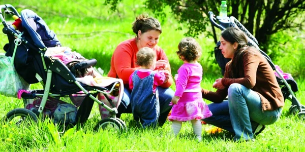 Indemnizaţia minimă pentru creşterea copilului va fi de 1.062 de lei pe lună FOTO