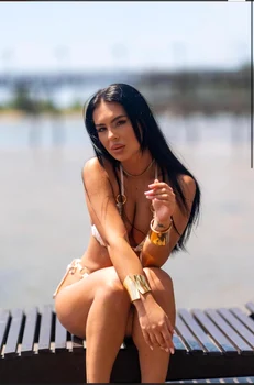 "M-am despărțit și îmi doresc pe mai departe să am lângă mine un bărbat care să știe să mă respecte", ne-a spus Amelia