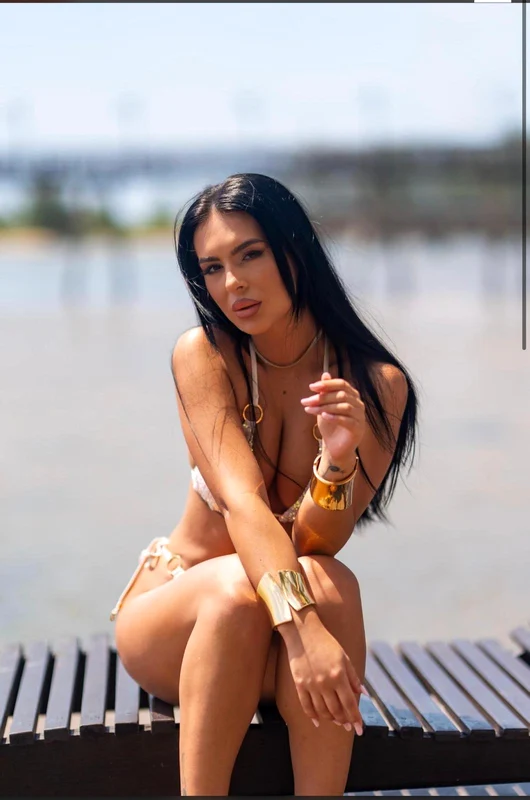 "M-am despărțit și îmi doresc pe mai departe să am lângă mine un bărbat care să știe  să mă respecte", ne-a spus Amelia