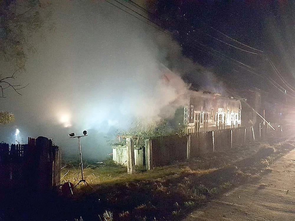 Flăcările au izbucnit sâmbătă  noapte de la un scurtcircuit 