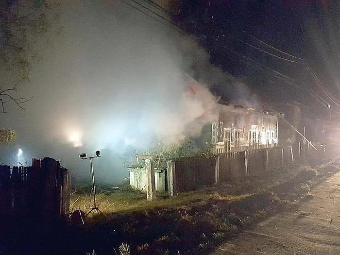 Flăcările au izbucnit sâmbătă noapte de la un scurtcircuit