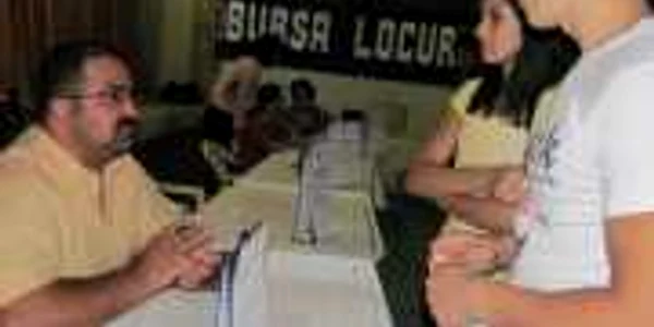 Şomerii s-au îmbulzit la bursa locurilor de muncă, sperând să-şi găsească o slujbă