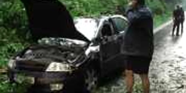 Copacul a căzut peste mașina aflată în trafic 