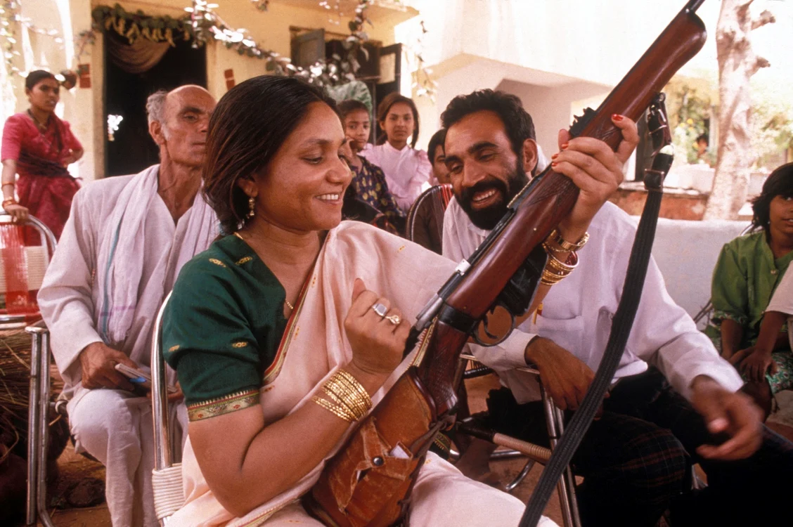 Regina bandiților, Phoolan Devi, încarcă o pușcă
