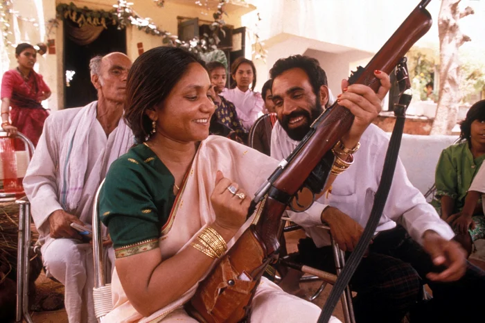 Regina bandiților, Phoolan Devi, încarcă o pușcă