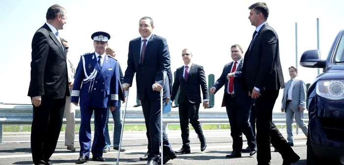 Premierul Victor Ponta, sprijinindu-se în cârje, soseşte la inaugurarea
Punctului de Trecere a Frontierei Nădlac II (RO) - Csanadpalota (H), sâmbătă,
11 iulie 2015. FOTO Mediafax