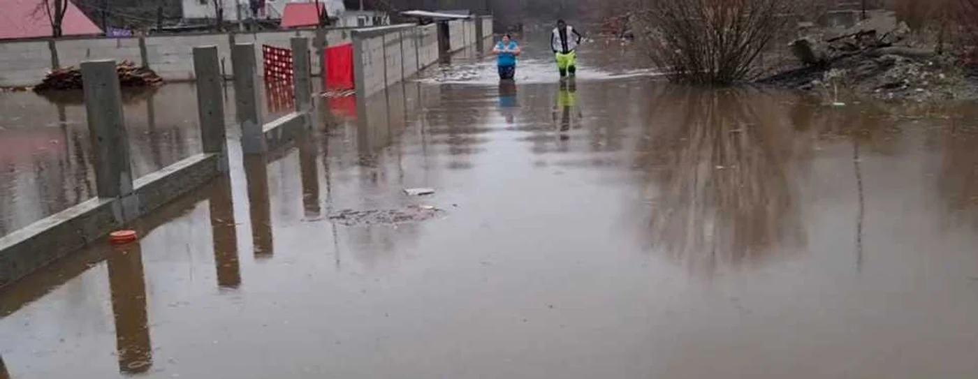 Gospodării inundate din cauza precipitaţiilor abundente în Tuţuleşti - Racoviţa judeţul Vâlcea Foto Adevărul