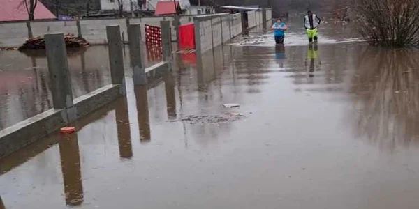 Gospodării inundate din cauza precipitaţiilor abundente în Tuţuleşti - Racoviţa judeţul Vâlcea Foto Adevărul