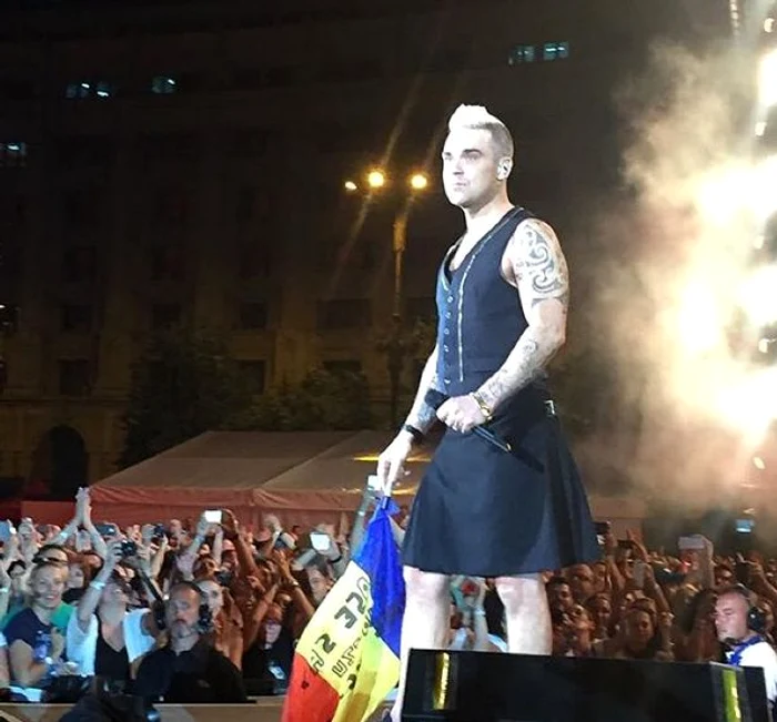 Concert Robbie Williams la Bucureşti. Artistul a plecat de pe scenă cu steagul României în braţe 