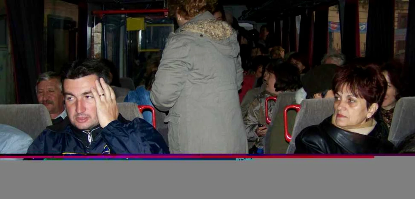 Unii dintre profesorii navetişti îşi dau aproape un sfert din salariu pe transport
