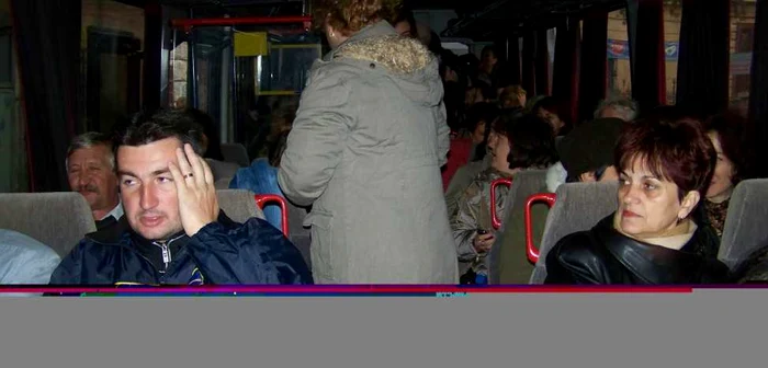 Unii dintre profesorii navetişti îşi dau aproape un sfert din salariu pe transport
