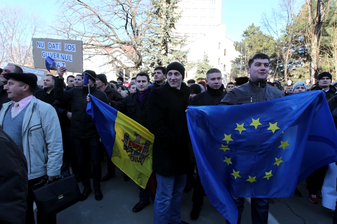 Mai multe sute de oameni se află acum în faţa Palatului Republicii. FOTO Tudor Iovu