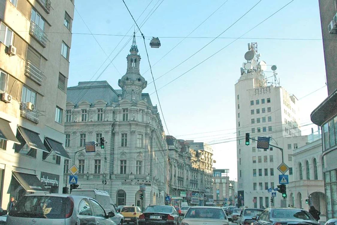 2014: Imobilul este situat pe  Calea Victoriei, cea mai  scumpă şi aglomerată zonă