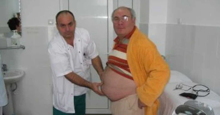 Medicul Silviu Manta îşi consultă pacientul, în vederea efectuării abdominoplastiei