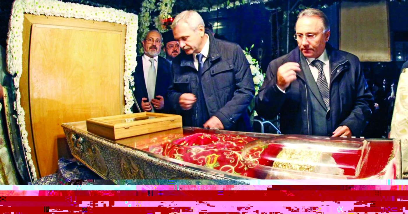 Liviu Dragnea şi Gheorghe Nichita n-au stat pe rând pentru a se închina la moaşte. În planul doi al imaginii se află Romeo Olteanu, prefectul Iaşiului, care a fost băgat, la rândul lui, în faţă FOTO: Mediafax