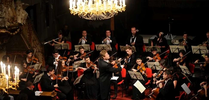 Dirijorul Christian Badea şi orchestra Mozart Kammerphilharmonie. FOTO: Fundaţia Română pentru Excelenţă în Muzică