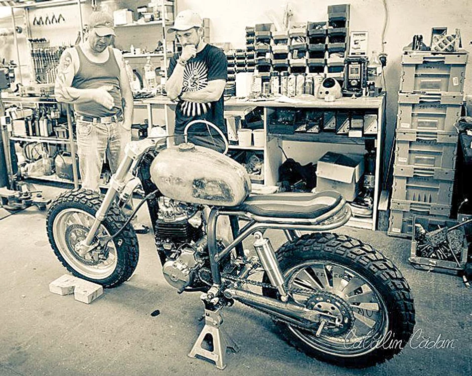 Oţil a venit la Alba Iulia, în  atelierul lui Dan Roşu,  ca să supravegheze  construcţia motocicletei sale