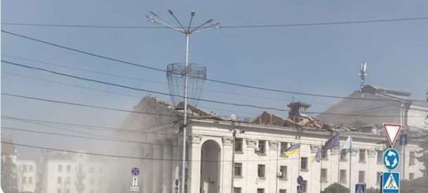 Racheta a lovit clădirea unui teatru FOTO Twitter/Nexta