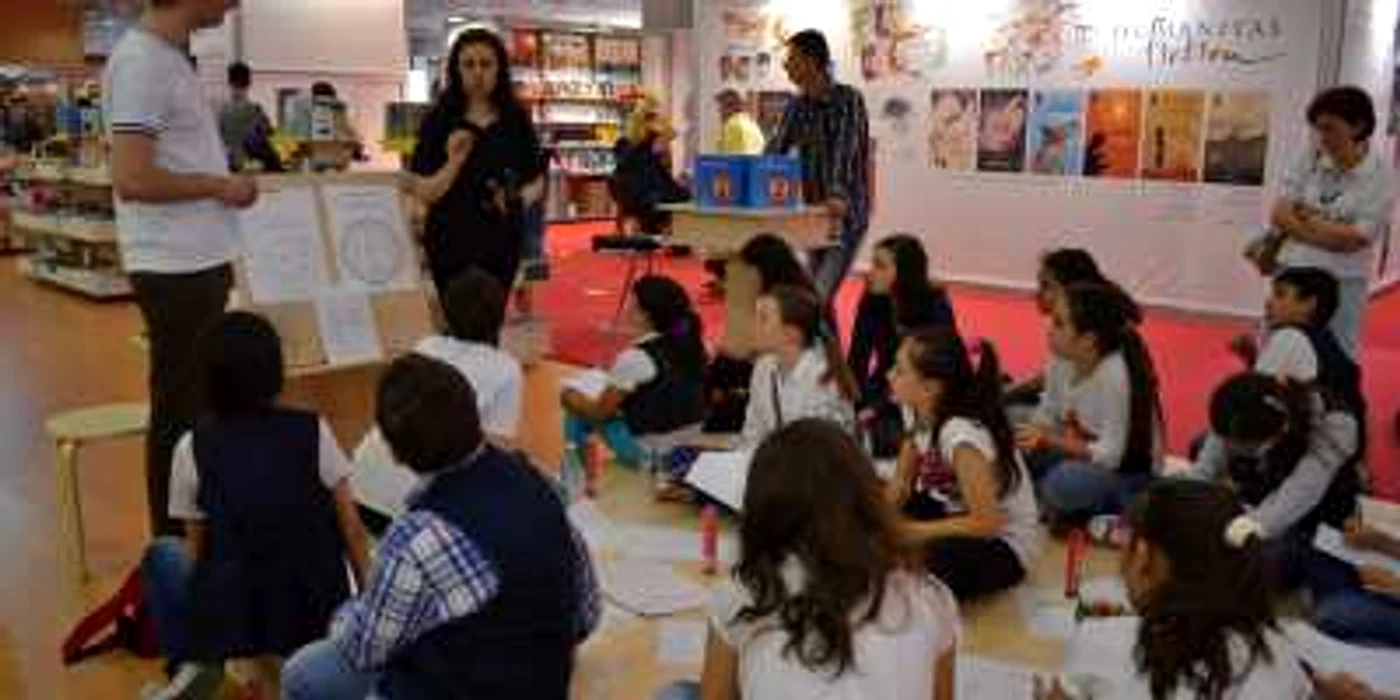 Mădălina Diaconu şi Mihai Grăjdeanu le-au explicat copiilor semnificaţia mandalei FOTO Marilena Gîrbaci