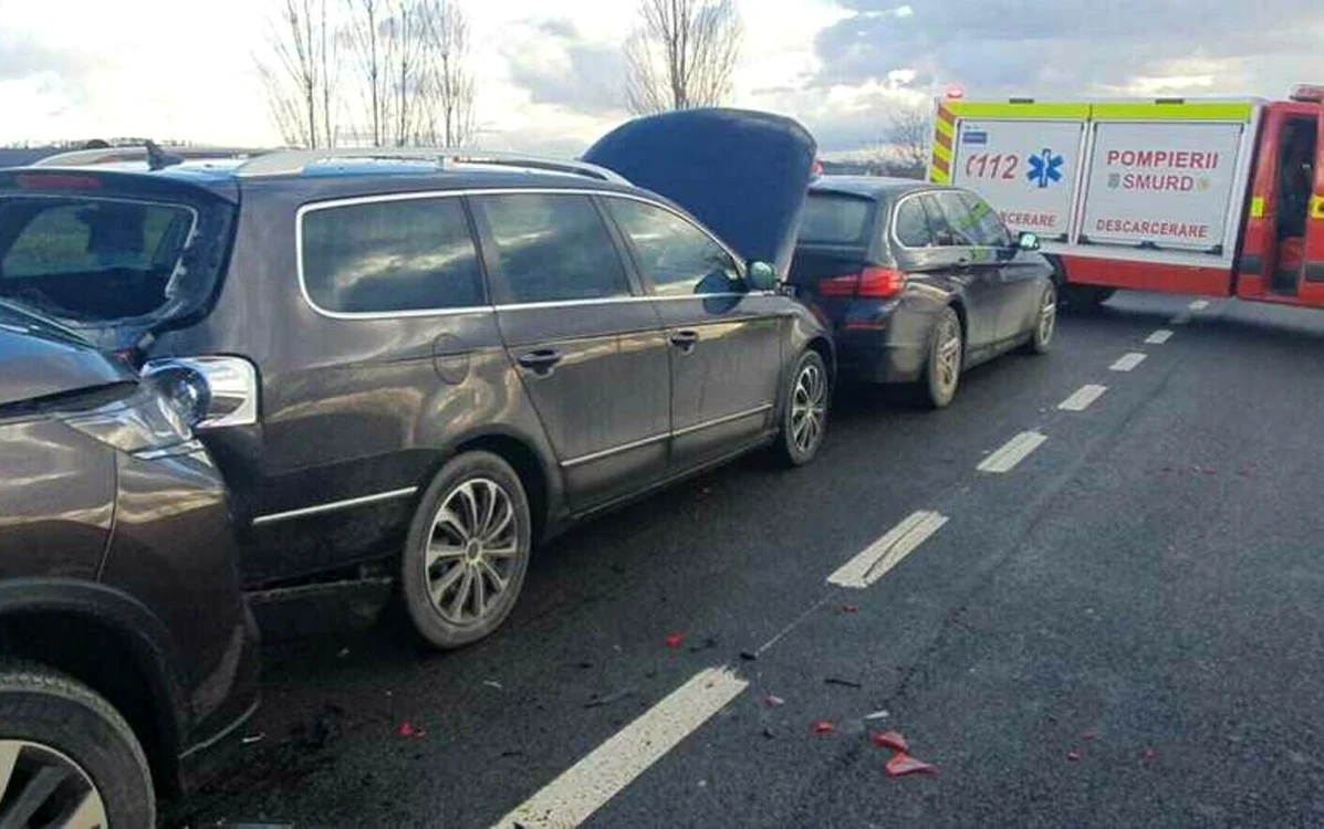 Trei mașini s-au ciocnit pe „drumul morții” din Suceava FOTO ISU Suceava 