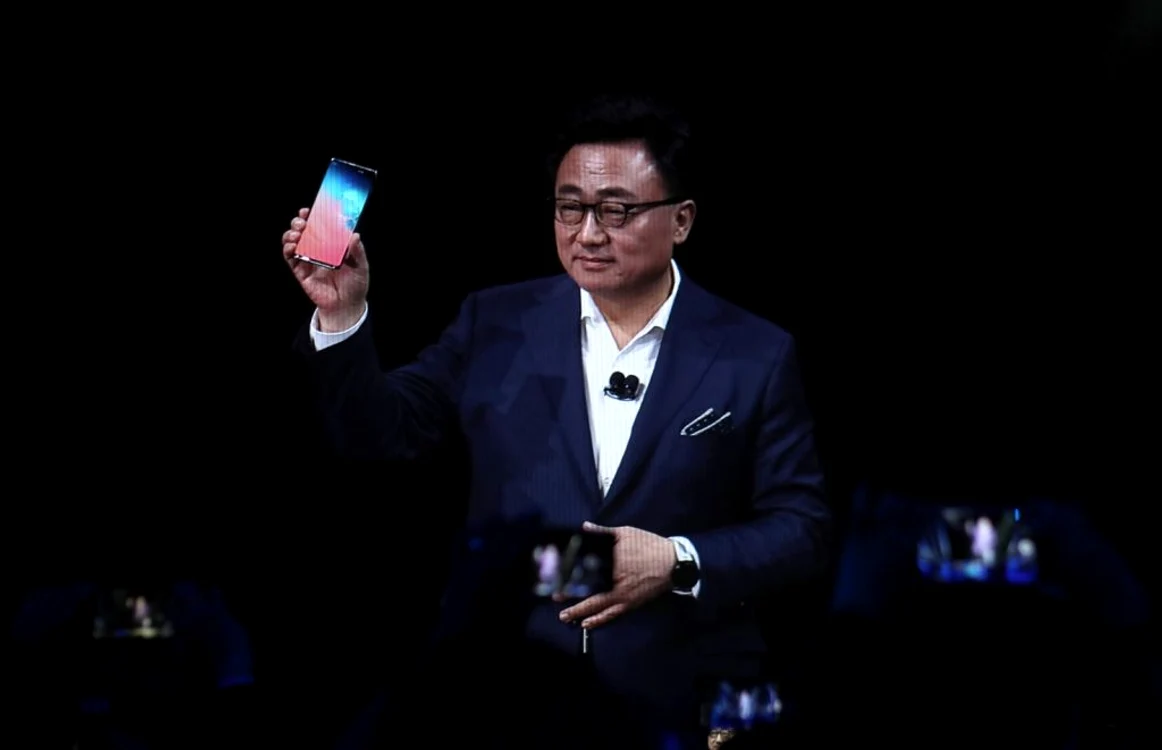 DJ Koh, preşedinte şi CEO al
diviziei de comunicaţii IT & Mobile Samsung Electronics, prezintă noul
Samsung Galaxy S10. FOTO Guliver / Getty Images / Justin
Sullivan