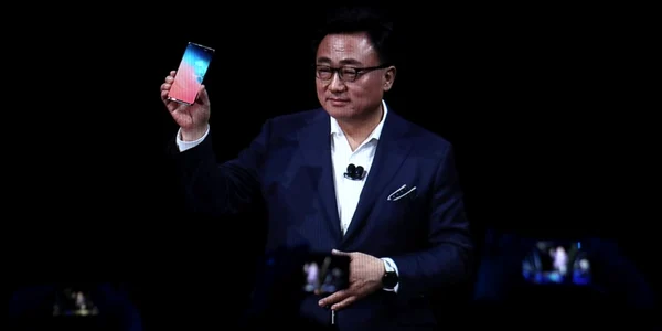DJ Koh preşedinte şi CEO al diviziei de comunicaţii IT & Mobile de la Samsung Electronics prezintă noul Samsung Galaxy S10 la Londra Marea Britanie FOTO Guliver / Getty Images / Justin Sullivan