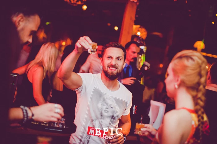 Dani Oțil, consumând băuturi alcoolice în scop recreaționalfoto: Arhiva Personală